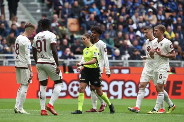 MILAN, ITALY - APRIL 28: Players of Torino FC react towards Referee Maria Sole Ferrieri Caputi during the Serie A TIM match between FC Internazionale and Torino FC at Stadio Giuseppe Meazza on April 28, 2024 in Milan, Italy. (Photo by Marco Luzzani/Getty Images)