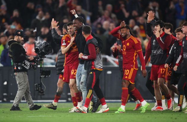 ROME, ITALY - APRIL 18: Evan Ndicka of AS Roma celebrates victory with teammates after the UEFA Europa League 2023/24 Quarter-Final second leg match between AS Roma and AC Milan at Stadio Olimpico on April 18, 2024 in Rome, Italy. (Photo by Francesco Pecoraro - Paolo Bruno/Getty Images)