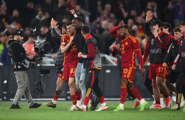 ROME, ITALY - APRIL 18: Evan Ndicka of AS Roma celebrates victory with teammates after the UEFA Europa League 2023/24 Quarter-Final second leg match between AS Roma and AC Milan at Stadio Olimpico on April 18, 2024 in Rome, Italy. (Photo by Francesco Pecoraro - Paolo Bruno/Getty Images)