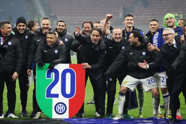 MILAN, ITALY - APRIL 22: Simone Inzaghi, Head Coach of FC Internazionale, celebrates winning the Serie A TIM title with his players and staff after winning the Serie A TIM match between AC Milan and FC Internazionale at Stadio Giuseppe Meazza on April 22, 2024 in Milan, Italy. (Photo by Marco Luzzani/Getty Images)
