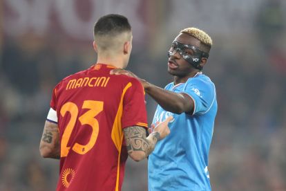 ROME, ITALY - DECEMBER 23: Victor Osimhen of SSC Napoli reacts with Gianluca Mancini of AS Roma during the Serie A TIM match between AS Roma and SSC Napoli at Stadio Olimpico on December 23, 2023 in Rome, Italy. (Photo by Paolo Bruno/Getty Images)
