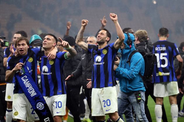 MILAN, ITALY - APRIL 22: Nicolo Barella, Lautaro Martinez and Hakan Calhanoglu of FC Internazionale celebrate winning the Serie A TIM title after winning the Serie A TIM match between AC Milan and FC Internazionale at Stadio Giuseppe Meazza on April 22, 2024 in Milan, Italy. (Photo by Marco Luzzani/Getty Images)