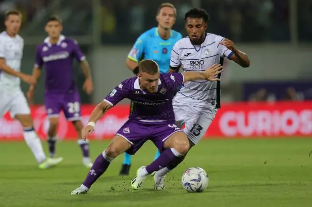 FLORENCE, ITALY - SEPTEMBER 17: Coppa Italia opponents Éderson José dos Santos Lourenço da Silva of Atalanta BC battles for the ball with Lucas Beltrán of ACF Fiorentina during the Serie A TIM match between ACF Fiorentina and Atalanta BC at Stadio Artemio Franchi on September 17, 2023 in Florence, Italy. (Photo by Gabriele Maltinti/Getty Images)