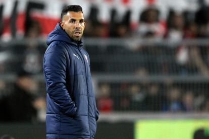 Independiente coach Carlos Tevez gestures during the Argentine Professional Football League match between River Plate and Independiente at the Monumental stadium in Buenos Aires, on October 25, 2023. (Photo by JUAN MABROMATA / AFP) (Photo by JUAN MABROMATA/AFP via Getty Images)