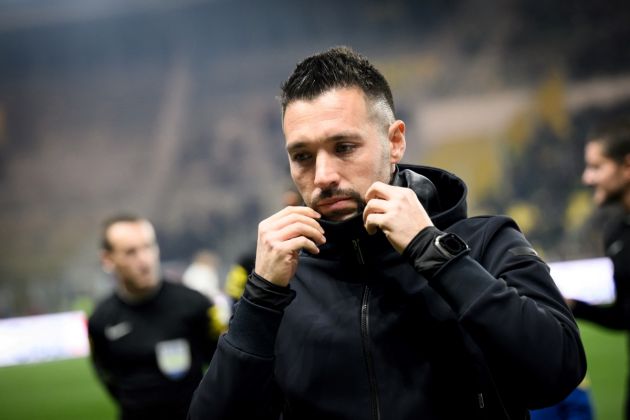 OGC Nice head coach Francesco Farioli gestures during the French L1 football match between FC Nantes and OGC Nice at La Beaujoire stadium in Nantes, western France on December 2, 2023. (Photo by LOIC VENANCE / AFP) (Photo by LOIC VENANCE/AFP via Getty Images)