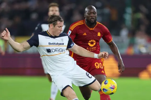 Lecce defender Federico Baschirotto fights for the ball with Roma midfielder Romelu Lukaku during the Italian Serie A football match between AS Roma and Lecce on November 5, 2023 at the Olympic stadium in Rome. (Photo by Alberto PIZZOLI / AFP) (Photo by ALBERTO PIZZOLI/AFP via Getty Images)