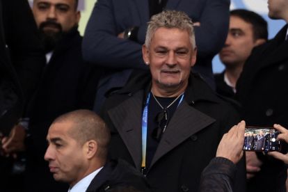 Mantan pemain sepak bola Italia Roberto Baggio (kanan) dan mantan pemain sepak bola Italia kelahiran Argentina, David Trezeguet (kiri) memberi isyarat sebelum dimulainya pertandingan final Piala Dunia U-20 Argentina 2023 antara Uruguay dan Italia di Estadio Unico Stadion Diego Armando Maradona di La Plata, Argentina, pada 11 Juni 2023. (Foto oleh Alejandro PAGNI / AFP) (Foto oleh ALEJANDRO PAGNI/AFP via Getty Gambar)