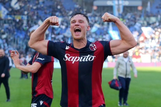 ROME, ITALY - FEBRUARY 18: Sam Beukema of Bologna FC celebrates with the fans after the team's victory during the Serie A TIM match between SS Lazio and Bologna FC at Stadio Olimpico on February 18, 2024 in Rome, Italy. (Photo by Paolo Bruno/Getty Images)