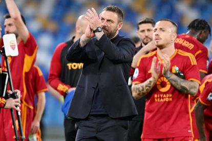 NAPLES, ITALY - APRIL 28: Daniele De Rossi AS Roma head coach greets his supporters after the Serie A TIM match between SSC Napoli and AS Roma - Serie A TIM at Stadio Diego Armando Maradona on April 28, 2024 in Naples, Italy. (Photo by Francesco Pecoraro/Getty Images)