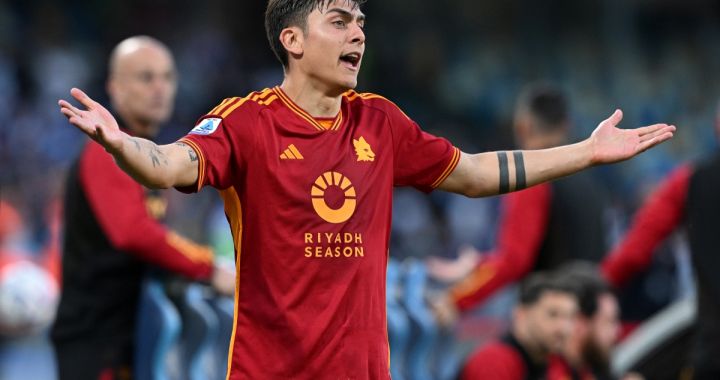 NAPLES, ITALY - APRIL 28: Paulo Dybala of AS Roma shows his disappointment during the Serie A TIM match between SSC Napoli and AS Roma - Serie A TIM at Stadio Diego Armando Maradona on April 28, 2024 in Naples, Italy. (Photo by Francesco Pecoraro/Getty Images)