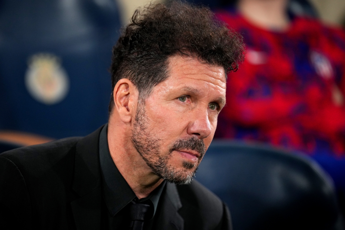 Diego Simeone, técnico do Atlético de Madrid, observa a partida.