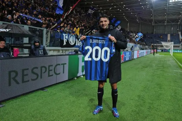 Atalanta's Berat Djimsiti celebrate 200 apparencies with Atalanta after the UEFA Europa League group D soccer match between Atalanta BC and SK Sturm Graz, in Bergamo, Italy, 09 November 2023. EPA-EFE/MICHELE MARAVIGLIA