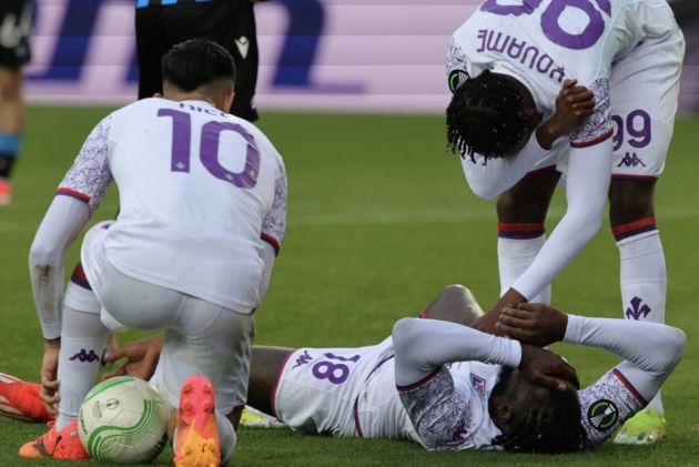 M'Bala Nzola (C) of Fiorentina lies on the ground as his teammates check on him during the UEFA Europa Conference League semi-finals, 2nd leg soccer match between Club Brugge and ACF Fiorentina, in Bruges, Belgium, 08 May 2024. EPA-EFE/OLIVIER MATTHYS