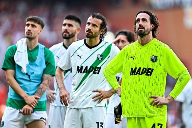 Sassuolo's Italian goalkeeper Andrea Consigli and his team-mates show their dejection after the Italian Serie A soccer match Genoa Cfc vs Us Sassuolo Calcio at Luigi Ferraris stadium in Genoa, Italy, as the Neroverdi now run the risk of being relegated to Serie B, 12 May 2024. EPA-EFE/Simone Arveda