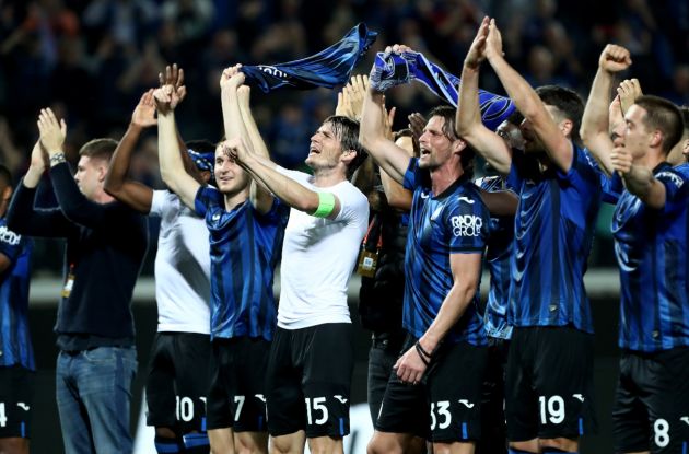 BERGAMO, ITALY - MAY 09: Marten de Roon of Atalanta BC celebrates with the fans alongside teammates after the team's victory and reaching the UEFA Europa League Final following the UEFA Europa League 2023/24 Semi-Final second leg match between Atalanta BC and Olympique de Marseille at Stadio Atleti Azzurri d'Italia on May 09, 2024 in Bergamo, Italy. (Photo by Marco Luzzani/Getty Images)