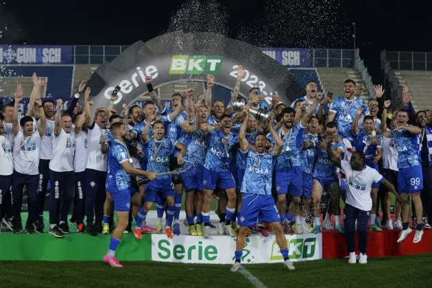 COMO, ITALY - MAY 10: Players of Como 1907 celebrate promotion from the Serie B championship following the match beteween Como Calcio and Cosenza Calcio at Stadio G. Sinigaglia on May 10, 2024 in Como, Italy. (Photo by Pier Marco Tacca/Getty Images)