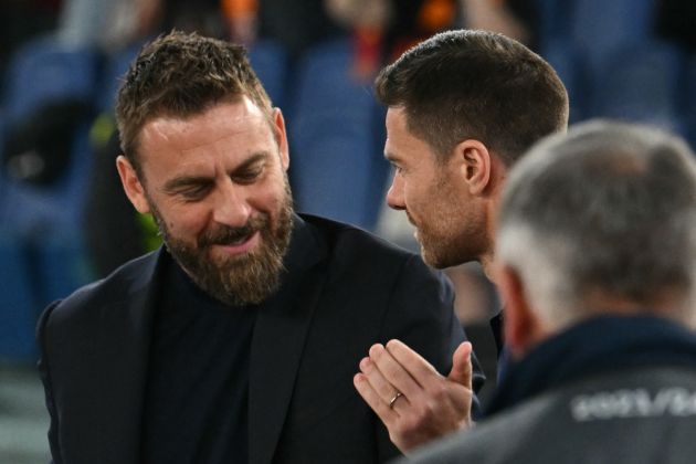 Bayer Leverkusen's Spanish head coach Xabi Alonso (R) greets Roma's Italian coach Daniele De Rossi before the UEFA Europa League semi final first leg football match between AS Roma and Bayer Leverkusen at the Olympic stadium on May 2, 2024 in Rome. (Photo by Alberto PIZZOLI / AFP) (Photo by ALBERTO PIZZOLI/AFP via Getty Images)