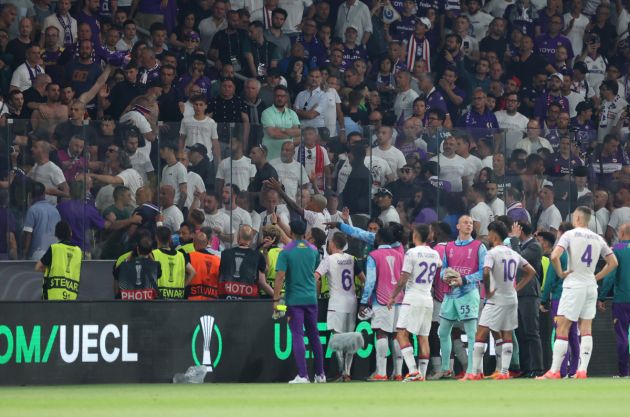 ATHENS, GREECE - MAY 29: The players of ACF Fiorentina react towards fans of ACF Fiorentina as police are seen at half-time during the UEFA Europa Conference League 2023/24 final match between Olympiacos FC and ACF Fiorentina at AEK Arena on May 29, 2024 in Athens, Greece. (Photo by Michael Steele/Getty Images)