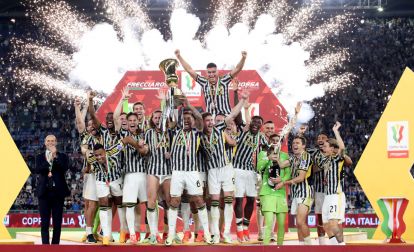 ROME, ITALY - MAY 15: Danilo of Juventus lifts the Coppa Italia trophy after the team's victory during the Coppa Italia 2023/2024 Final match between Atalanta BC and Juventus FC at Olimpico Stadium on May 15, 2024 in Rome, Italy. (Photo by Paolo Bruno/Getty Images)
