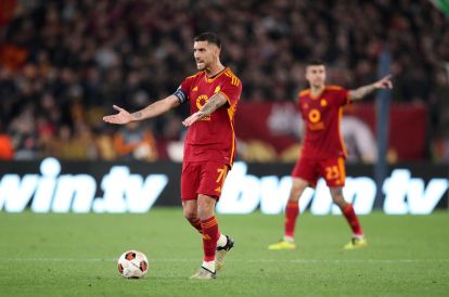 ROME, ITALY - MAY 02: Lorenzo Pellegrini of AS Roma reacts during the UEFA Europa League 2023/24 Semi-Final first leg match between AS Roma and Bayer 04 Leverkusen at Stadio Olimpico on May 02, 2024 in Rome, Italy. (Photo by Paolo Bruno/Getty Images)