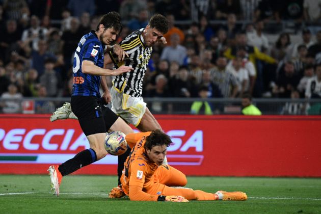 Serbian forward #09 Dusan Vlahovic tries to score against Atalanta's Dutch midfielder #15 Marten de Roon and Atalanta's Italian goalkeeper #29 Marco Carnesecchi during the Italian Cup Final between Atalanta and Juventus at the Olympic stadium in Rome on May 15, 2024. (Photo by Filippo MONTEFORTE / AFP) (Photo by FILIPPO MONTEFORTE/AFP via Getty Images)