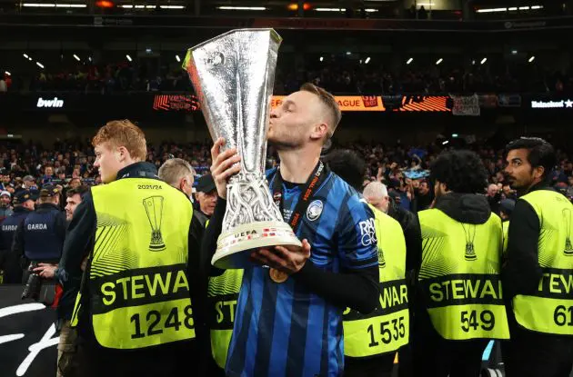 DUBLIN, IRELAND - MAY 22: Teun Koopmeiners of Atalanta BC kisses the UEFA Europa League Trophy after his team's victory in the UEFA Europa League 2023/24 final match between Atalanta BC and Bayer 04 Leverkusen at Dublin Arena on May 22, 2024 in Dublin, Ireland. (Photo by Richard Heathcote/Getty Images)