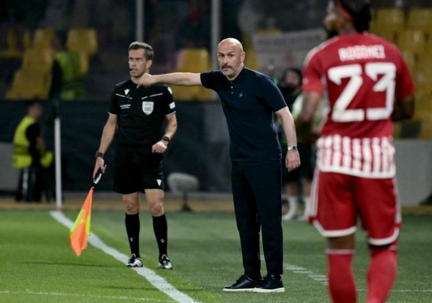 Italian head coach Vincenzo Italiano (C), now at Bologna, shouts instructions to his players from the touchline during the UEFA Europa Conference League final football match between Olympiakos and Fiorentina at the AEK Arena in Athens on May 29, 2024. (Photo by Aris MESSINIS / AFP) (Photo by ARIS MESSINIS/AFP via Getty Images)