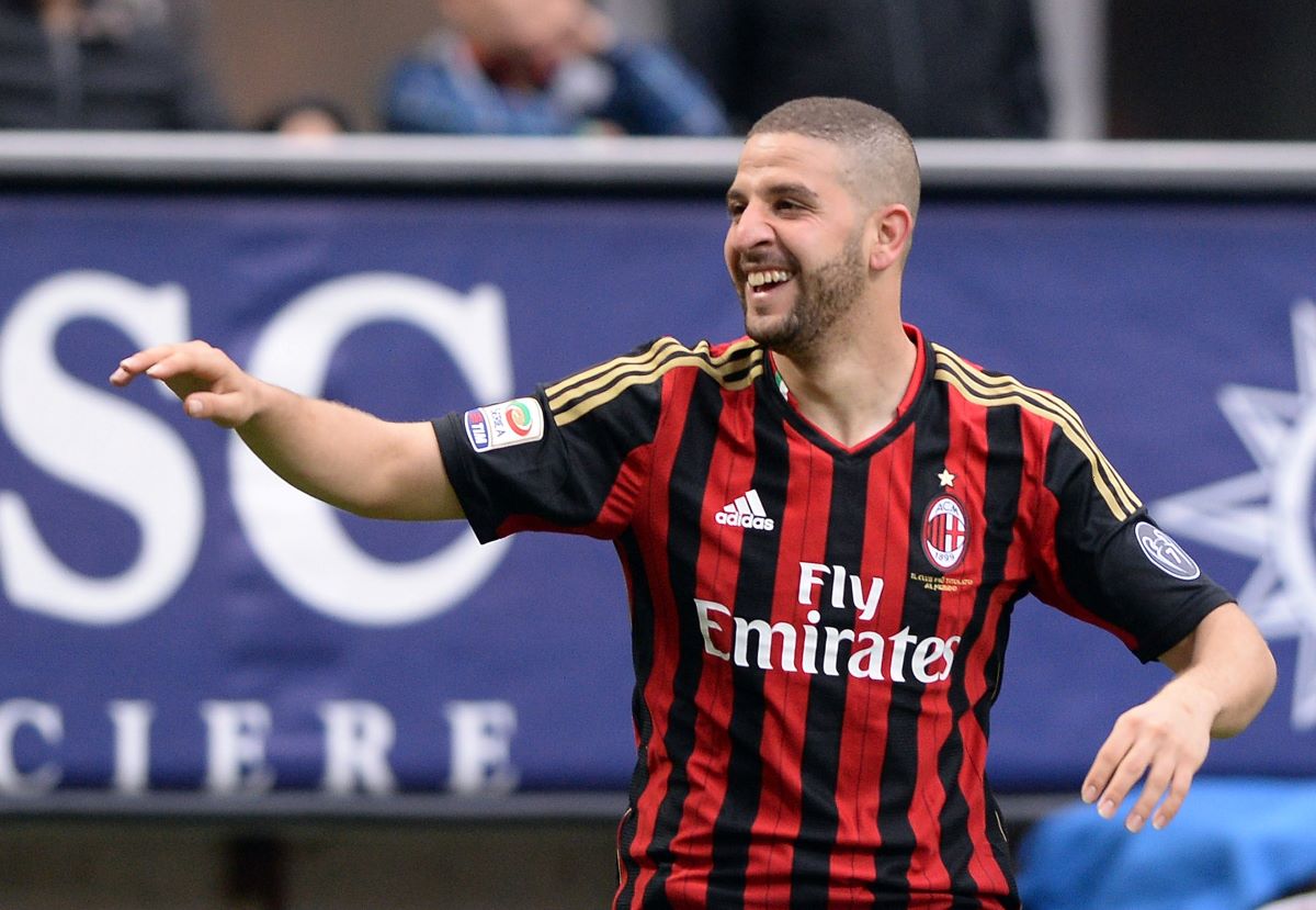 MILÃO, ITÁLIA - 19 DE ABRIL: Adel Tarabt do AC Milan (R) comemora marcar o segundo gol durante a partida da Série A entre AC Milan e AS Livorno Calcio no Estádio San Siro em 19 de abril de 2014 em Milão, Itália. (Foto de Cláudio Villa/Getty Images)
