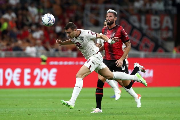 MILAN, ITALY - AUGUST 26: Alessandro Buongiorno of Torino plays a header ahead of Olivier Giroud of AC Milan during the Serie A TIM match between AC Milan and Torino FC at Stadio Giuseppe Meazza on August 26, 2023 in Milan, Italy. (Photo by Marco Luzzani/Getty Images)