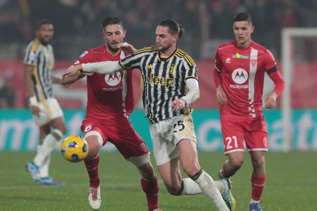 MONZA, ITALY - DECEMBER 01: Adrien Rabiot of Juventus battles for the ball with Roberto Gagliardini of AC Monza during the Serie A TIM match between AC Monza and Juventus at U-Power Stadium on December 01, 2023 in Monza, Italy. (Photo by Emilio Andreoli/Getty Images)