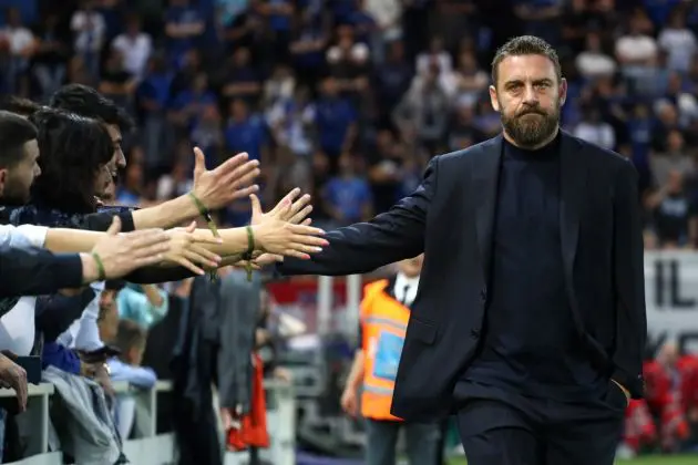 BERGAMO, ITALY - MAY 12: Daniele De Rossi, Head Coach of AS Roma, interacts with fans as he walks out of the tunnel prior to the Serie A TIM match between Atalanta BC and AS Roma at Gewiss Stadium on May 12, 2024 in Bergamo, Italy. (Photo by Marco Luzzani/Getty Images)