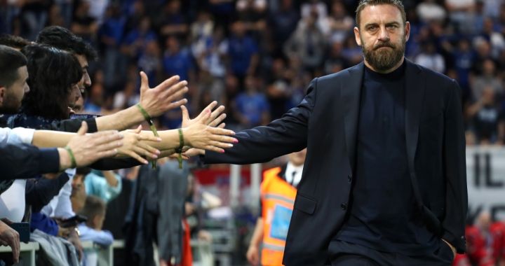 BERGAMO, ITALY - MAY 12: Daniele De Rossi, Head Coach of AS Roma, interacts with fans as he walks out of the tunnel prior to the Serie A TIM match between Atalanta BC and AS Roma at Gewiss Stadium on May 12, 2024 in Bergamo, Italy. (Photo by Marco Luzzani/Getty Images)