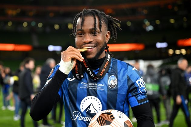 DUBLIN, IRELAND - MAY 22: Ademola Lookman of Atalanta BC bites their winner's medal as he celebrates victory after the UEFA Europa League 2023/24 final match between Atalanta BC and Bayer 04 Leverkusen at Dublin Arena on May 22, 2024 in Dublin, Ireland. (Photo by Michael Regan/Getty Images)