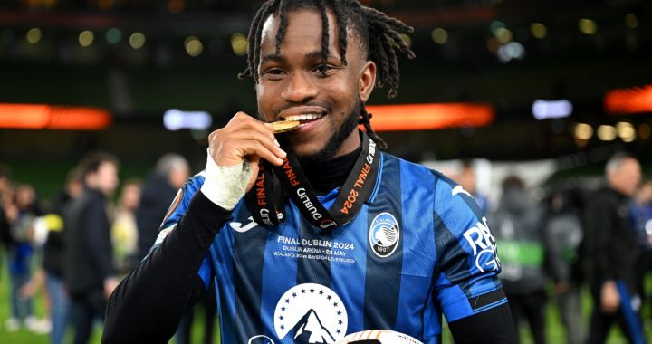 DUBLIN, IRELAND - MAY 22: Ademola Lookman of Atalanta BC bites their winner's medal as he celebrates victory after the UEFA Europa League 2023/24 final match between Atalanta BC and Bayer 04 Leverkusen at Dublin Arena on May 22, 2024 in Dublin, Ireland. (Photo by Michael Regan/Getty Images)