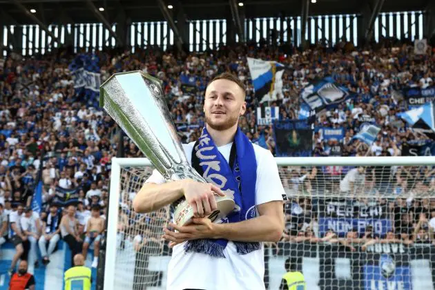BERGAMO, ITALY - MAY 26: Teun Koopmeiners of Atalanta BC poses for a photograph with the UEFA Europa League trophy after the Serie A TIM match between Atalanta BC and Torino FC at Gewiss Stadium on May 26, 2024 in Bergamo, Italy. (Photo by Marco Luzzani/Getty Images)