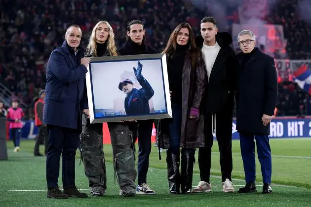 BOLOGNA, ITALY - DECEMBER 17: Family of former head coach Sinisa Mihajlovic hold a photo in their memory with Joey Saputo, President of Bologna FC, prior to the Serie A TIM match between Bologna FC and AS Roma at Stadio Renato Dall'Ara on December 17, 2023 in Bologna, Italy. (Photo by Alessandro Sabattini/Getty Images)