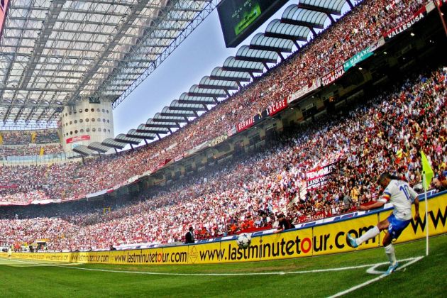 MILAN, ITALY: Roberto Baggio kicks a corner against AC Milan, during their Italian Serie A football match at San Siro stadium in Milan, 16 May 2004. For the season's last match, AC Milan celebrates its Italy's 17th champions title as Brescia's Roberto Baggio plays his final match before hanging up his boots. AFP PHOTO/Carlo BARONCINI (Photo credit should read CARLO BARONCINI/AFP via Getty Images)