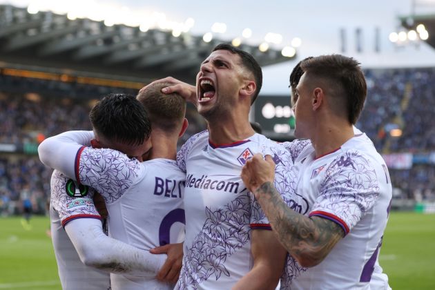 BRUGES, BELGIUM - MAY 08: Rolando Mandragora of ACF Fiorentina celebrates after teammate Lucas Beltran (hidden) scores his team's first goal from a penalty kick during the UEFA Europa Conference League 2023/24 Semi-Final second leg match between Club Brugge and ACF Fiorentina at Jan Breydelstadion on May 08, 2024 in Bruges, Belgium. (Photo by Dean Mouhtaropoulos/Getty Images)