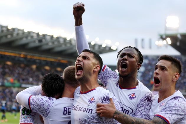 BRUGES, BELGIUM - MAY 08: Rolando Mandragora, Cristian Kouame and Lucas Martinez Quarta of ACF Fiorentina celebrate after teammate Lucas Beltran (hidden) scores his team's first goal from a penalty kick during the UEFA Europa Conference League 2023/24 Semi-Final second leg match between Club Brugge and ACF Fiorentina at Jan Breydelstadion on May 08, 2024 in Bruges, Belgium. (Photo by Dean Mouhtaropoulos/Getty Images)