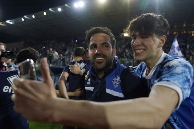 COMO, ITALY - MAY 10: Cesc Fabregas celebrates their promotion from the Serie B championship during the match beteween Como Calcio and Cosenza Calcio serie B at Stadio G. Sinigaglia on May 10, 2024 in Como, Italy. (Photo by Pier Marco Tacca/Getty Images)
