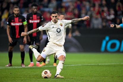 Roma midfielder Leandro Daniel Paredes scores the second penalty during the UEFA Europa League semi final second leg football match between Bayer Leverkusen and ASC Roma in Leverkusen, on May 9, 2024. (Photo by Kirill KUDRYAVTSEV / AFP) (Photo by KIRILL KUDRYAVTSEV/AFP via Getty Images)