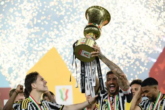 fbl-ita-cup-atalanta-juventus-danilo-lifts-cup