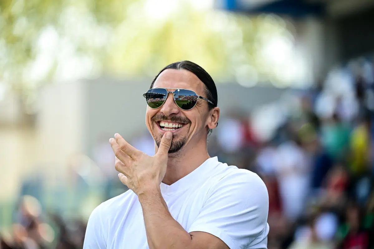 Zlatan Ibrahimovic sonríe antes del partido de fútbol de la Serie A italiana entre el Unione Sportiva Sassuolo y el AC Milan en el Mapei Stadium en Reggio Emilia, el 14 de abril de 2024.