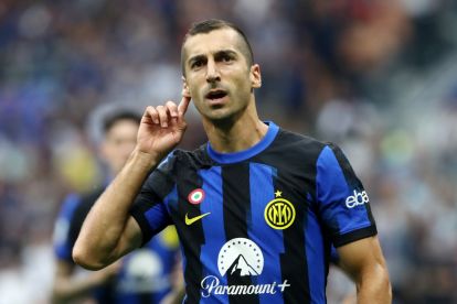 MILAN, ITALIA - 16 SEPTEMBER: Henrikh Mkhitaryan dari Inter Milan melakukan selebrasi setelah mencetak gol pertama timnya dalam pertandingan Serie A TIM antara FC Internazionale dan AC Milan di Stadio Giuseppe Meazza pada 16 September 2023 di Milan, Italia. (Foto oleh Marco Luzzani/Getty Images)