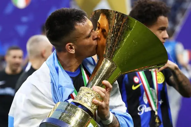 MILAN, ITALY - MAY 19: Lautaro Martinez of FC Inter kisses the Serie A TIM Scudetto title trophy at full-time following the team's draw in the Serie A TIM match between FC Internazionale and SS Lazio at Stadio Giuseppe Meazza on May 19, 2024 in Milan, Italy. (Photo by Marco Luzzani/Getty Images)