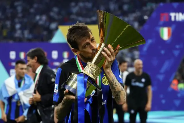 MILAN, ITALY - MAY 19: Francesco Acerbi of FC Inter kisses the Serie A TIM Scudetto title trophy at full-time following the team's draw in the Serie A TIM match between FC Internazionale and SS Lazio at Stadio Giuseppe Meazza on May 19, 2024 in Milan, Italy. (Photo by Marco Luzzani/Getty Images)