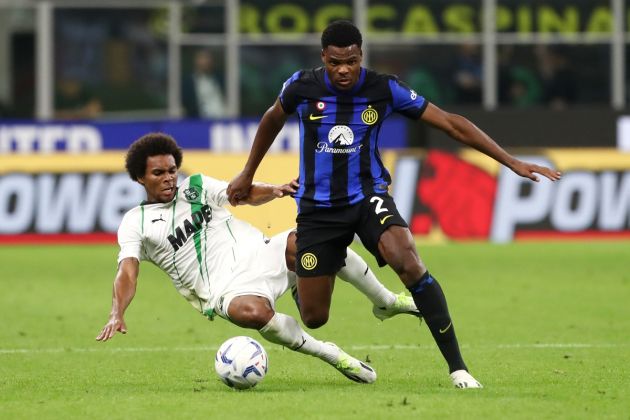 MILAN, ITALY - SEPTEMBER 27: Denzel Dumfries of Inter Milan is challenged by Armand Lauriente of Sassuolo during the Serie A TIM match between FC Internazionale and US Sassuolo at Stadio Giuseppe Meazza on September 27, 2023 in Milan, Italy. (Photo by Marco Luzzani/Getty Images)