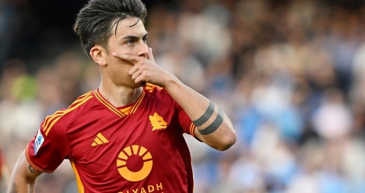 NAPLES, ITALY - APRIL 28: Paulo Dybala of AS Roma celebrates his side first goal during the Serie A TIM match between SSC Napoli and AS Roma - Serie A TIM at Stadio Diego Armando Maradona on April 28, 2024 in Naples, Italy. (Photo by Francesco Pecoraro/Getty Images) (Photo by Francesco Pecoraro/Getty Images)