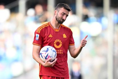 NAPLES, ITALY - APRIL 28: Bryan Cristante of AS Roma during the Serie A TIM match between SSC Napoli and AS Roma - Serie A TIM at Stadio Diego Armando Maradona on April 28, 2024 in Naples, Italy. (Photo by Francesco Pecoraro/Getty Images)