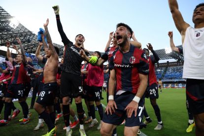 NAPLES, ITALY – MAY 11: Bologna FC players celebrate the victory after the Serie A match between SSC Napoli and Bologna FC at Stadio Diego Armando Maradona on May 11, 2024 in Naples, Italy. (Photo by Francesco Pecoraro/Getty Images)